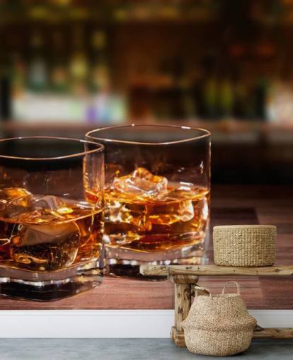 Decorazione murale con due bicchieri di whisky e ghiaccio