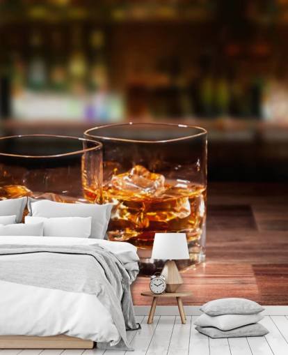 Decorazione murale con due bicchieri di whisky e ghiaccio