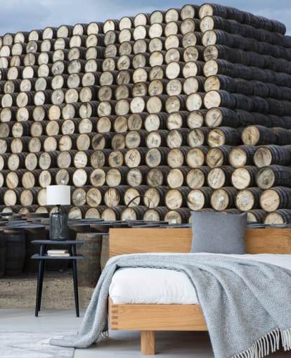 Decorazione murale con botti di whisky impilate