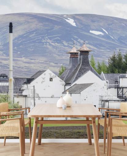 Hvid Distillery i Scottish Valley Baggrund