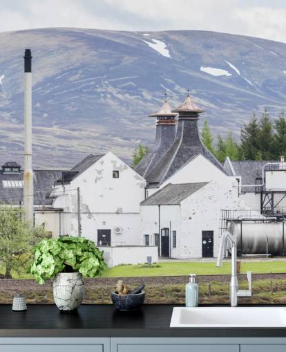 Carta da parati della distilleria bianca nella valle scozzese Carta da parati della distilleria bianca nella valle scozzese