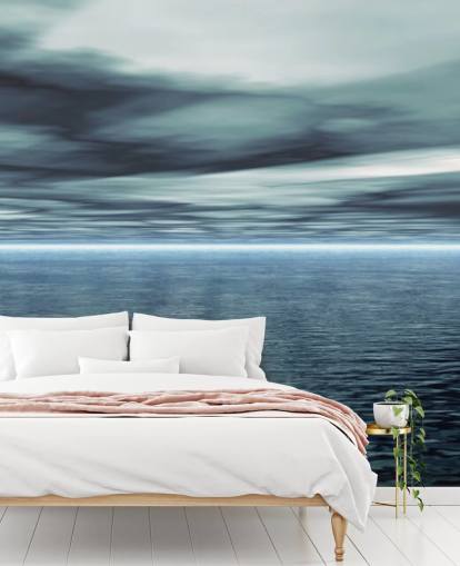 Bewolkte grijze lucht en kalme oceaanbehang