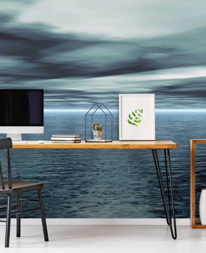 Overskyet grå himmel og rolig Ocean Baggrund