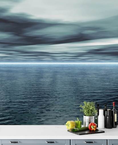 Bewolkte grijze lucht en kalme oceaanbehang