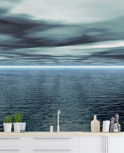 Overskyet grå himmel og rolig Ocean Baggrund