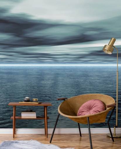 Bewolkte grijze lucht en kalme oceaanbehang