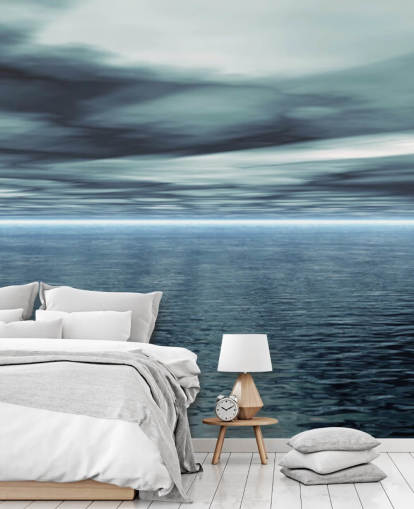 Bewolkte grijze lucht en kalme oceaanbehang