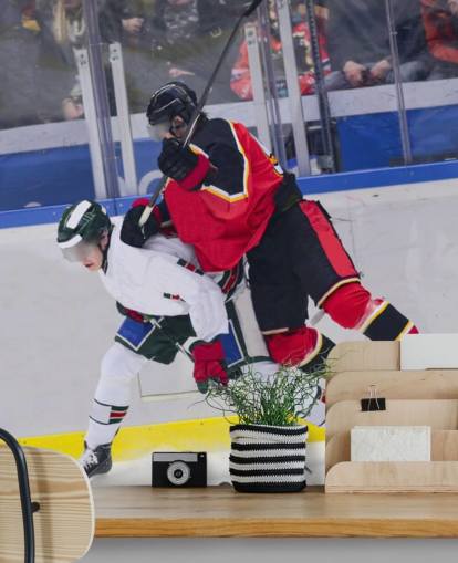 levendige ijshockeymuurschildering genaamd Ice Hockey Heavy Tackle voor kinderkamers en hockeyclubs