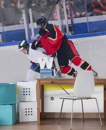lebendiges Eishockey-Tapeten-Wandbild namens Ice Hockey Heavy Tackle für Kinderzimmer und Hockeyclubs