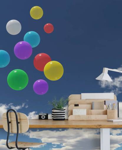 Decorazione murale con palloncini colorati contro il cielo blu