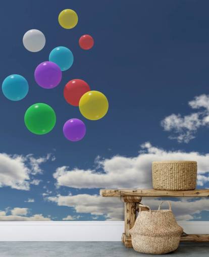 Decorazione murale con palloncini colorati contro il cielo blu Decorazione murale con palloncini colorati contro il cielo blu