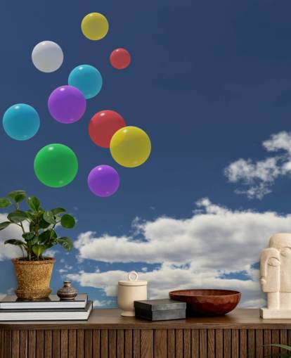 Décoration murale ballons colorés contre ciel bleu
