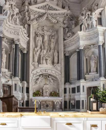 Papel pintado de altar de mármol tallado en capilla francesa