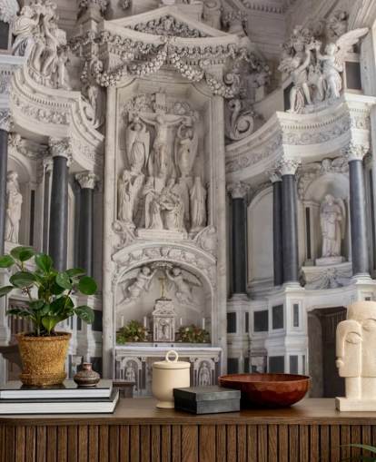 Skåret Marble Altar i fransk kapell tapet