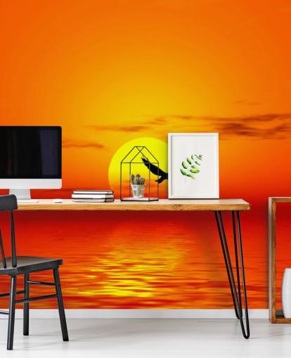 Lintu lentää valtameren yli auringonlaskun seinämaalauksessa