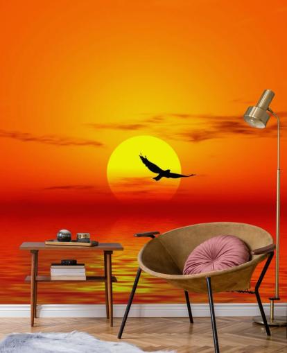 Decorazione murale con uccello che sorvola l'oceano al tramonto