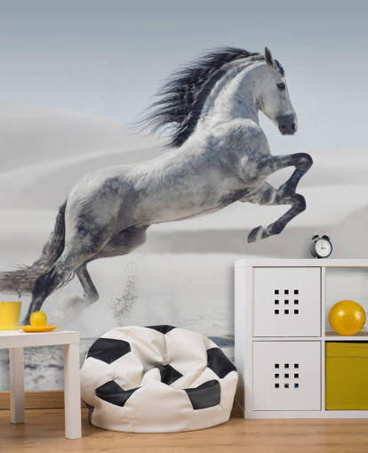 Cavallo bianco saltellante in carta da parati con paesaggio innevato