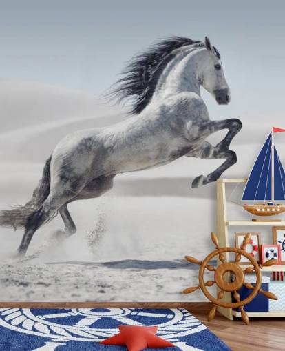Cavallo bianco saltellante in carta da parati con paesaggio innevato