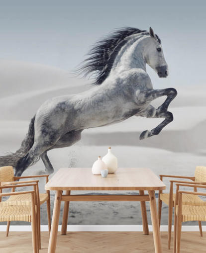 Hoppende hvit hest i Snowy Landscape Bakgrunn