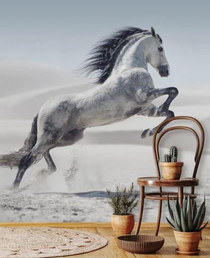 Hoppende hvit hest i Snowy Landscape Bakgrunn