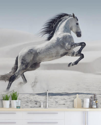 Cavallo bianco saltellante in carta da parati con paesaggio innevato