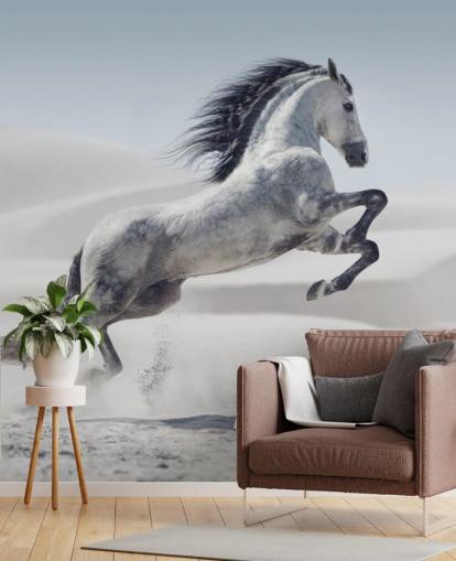 Springend wit paard in besneeuwd landschap behang