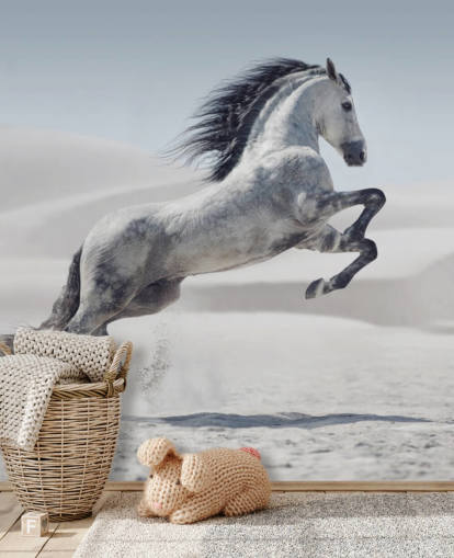Cavallo bianco saltellante in carta da parati con paesaggio innevato