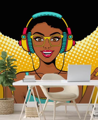 chica afroamericana con afro usando auriculares papel tapiz pop art