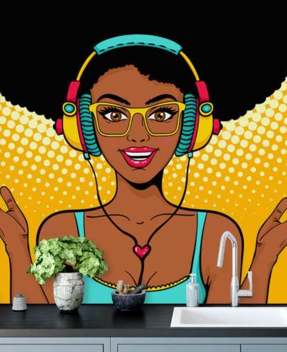 chica afroamericana con afro usando auriculares papel tapiz pop art