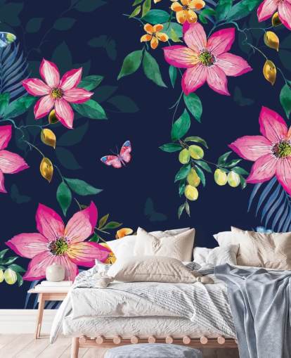 tropische bloemen op marineblauwe muurschildering