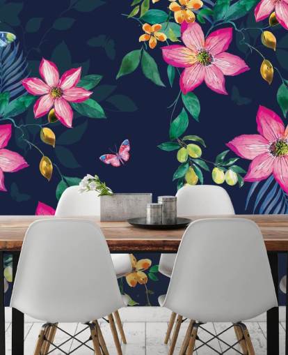 tropische bloemen op marineblauwe muurschildering