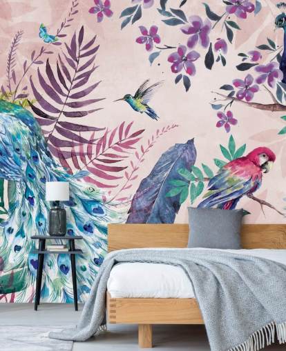 lila und blaue tropische Pfauentapete namens Tropical Peacock von Di Brookes für Schlafzimmer und Wohnzimmer