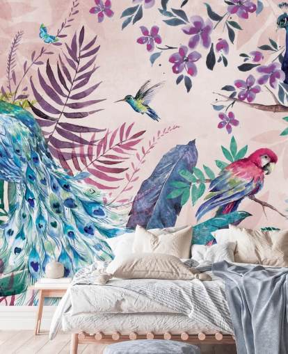 Di Brookesin violetti ja sininen trooppinen riikinkukko-taustakuvamaalaus nimeltä Tropical Peacock makuuhuoneisiin ja olohuoneisiin