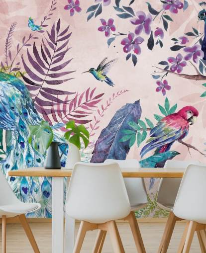 Di Brookesin violetti ja sininen trooppinen riikinkukko-taustakuvamaalaus nimeltä Tropical Peacock makuuhuoneisiin ja olohuoneisiin