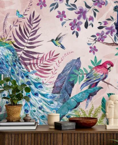 Di Brookesin violetti ja sininen trooppinen riikinkukko-taustakuvamaalaus nimeltä Tropical Peacock makuuhuoneisiin ja olohuoneisiin
