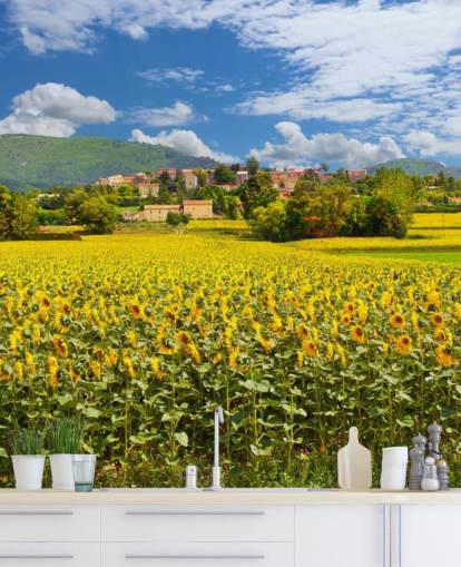 Sonnenblumen auf einem Feld mit rustikaler Haustapete