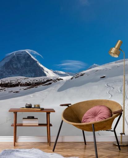 papel pintado de montaña personalizable en blanco y azul llamado The Eiger para dormitorios, cuevas de hombres y oficinas en casa