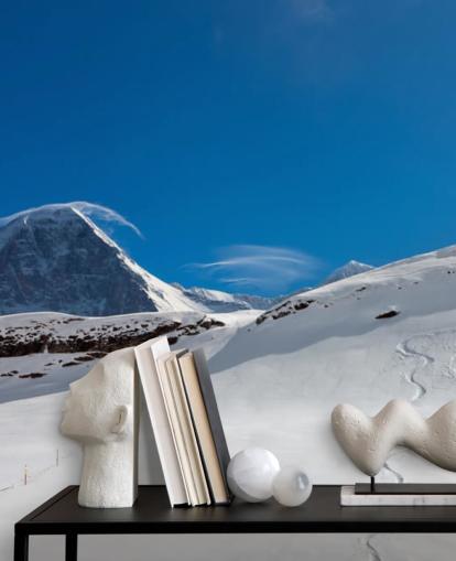 papel pintado de montaña personalizable en blanco y azul llamado The Eiger para dormitorios, cuevas de hombres y oficinas en casa