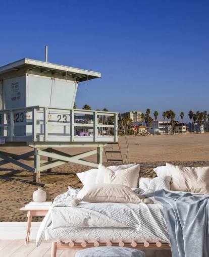Weiße Bademeisterhütte am Strand Fototapete