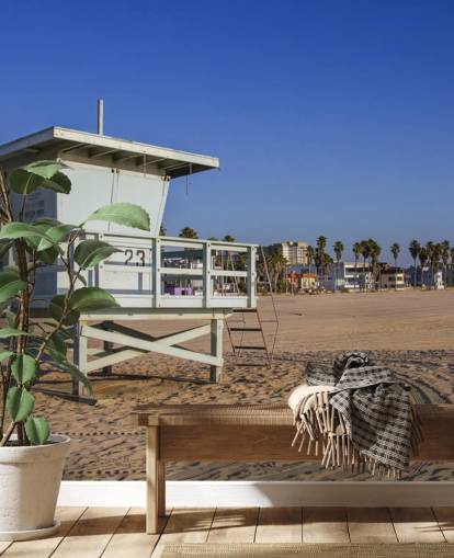 Weiße Bademeisterhütte am Strand Fototapete
