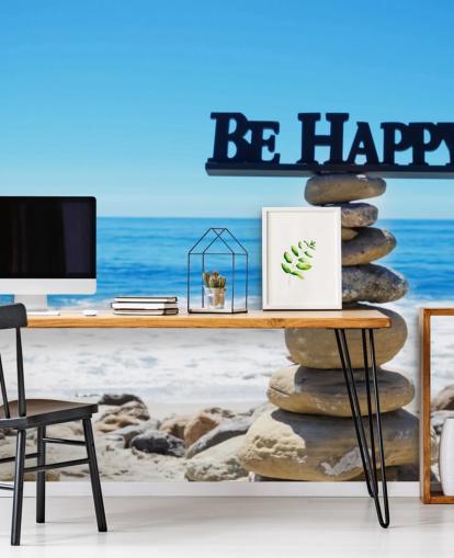 Sign Be Happy op gebalanceerde rotsen