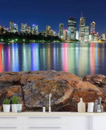 Brisbane's nachts reflecterende kleuren op waterbehang
