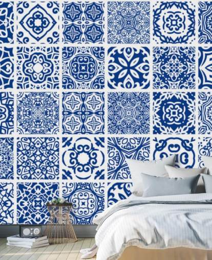 Papel de parede de efeito azulejo estampado azul e branco