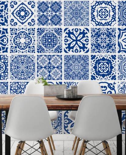 Papel pintado efecto azulejo azul y blanco