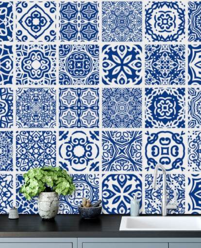 Papel pintado efecto azulejo azul y blanco