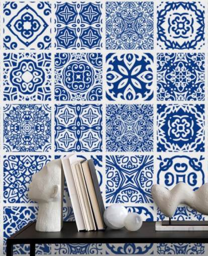 Papel pintado efecto azulejo azul y blanco