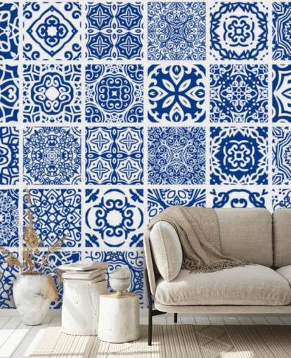 Blau und Weiß gemusterte Tapete mit Flieseneffekt Blau und Weiß gemusterte Tapete mit Flieseneffekt