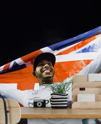 muokattava Lewis Hamilton -taustakuvamaalaus nimeltä Lewis Hamilton Abu Dhabi 14