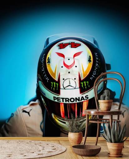 Primer plano de Lewis Hamilton con fondo de pantalla de casco