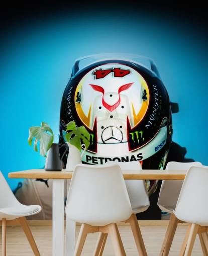 Primer plano de Lewis Hamilton con fondo de pantalla de casco